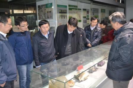 北京大学地质博物馆馆长孙元林教授介绍地质博物馆藏品.JPG 北京大学地质博物馆馆长孙元林教授介绍地质博物馆藏品.JPG